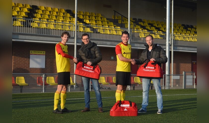 De overhandiging van de nieuwe tassen. Foto: PR