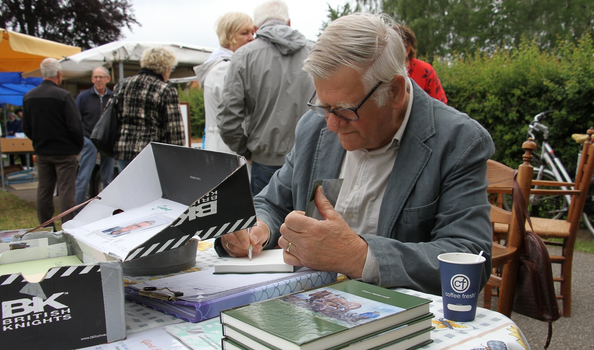 Geert Holterveld signeert zijn streekroman 'Peerdevolk' tijdens de Broodweging. Foto: Liesbeth Spaansen
