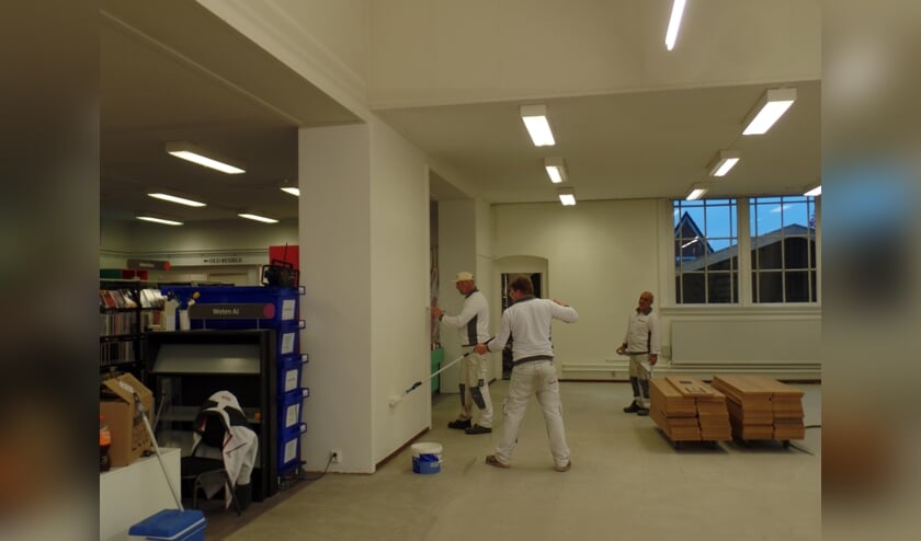 Er wordt deze week nog druk gewerkt aan de herinrichting van de Ruurlose bibliotheek. Foto: Jan Hendriksen.