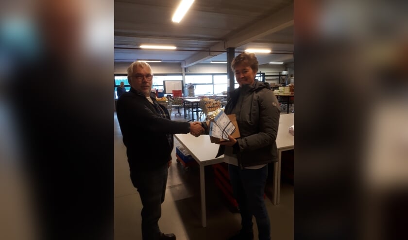 De overhandiging van de waardecheques. Foto: PR Voedselbank Oost-Achterhoek