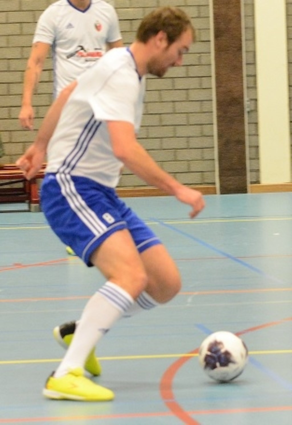 Tim Straalman (aan de bal) scoorde de welverdiende gelijkmaker. Foto: PR