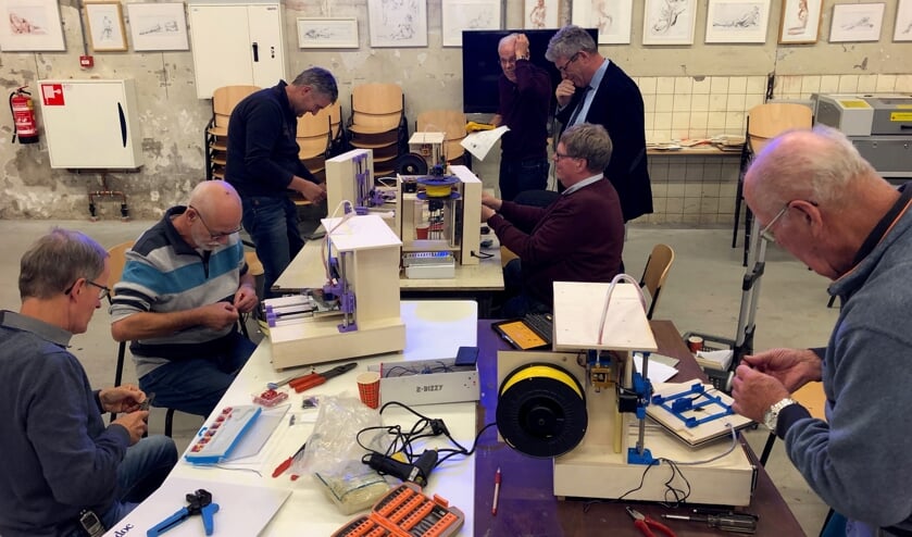 De trainers leggen de laatste hand aan hun 3D-printer. Foto: Miriam Szalata