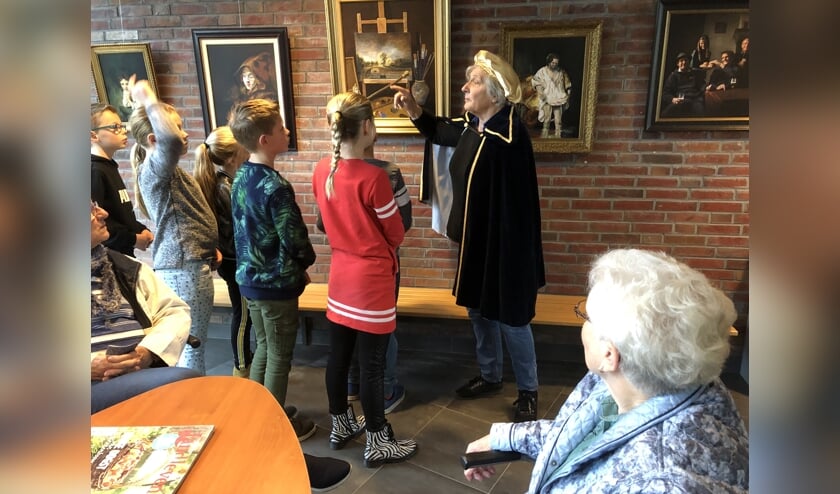 Rembrandt geeft zelf les aan de kinderen. Foto: PR