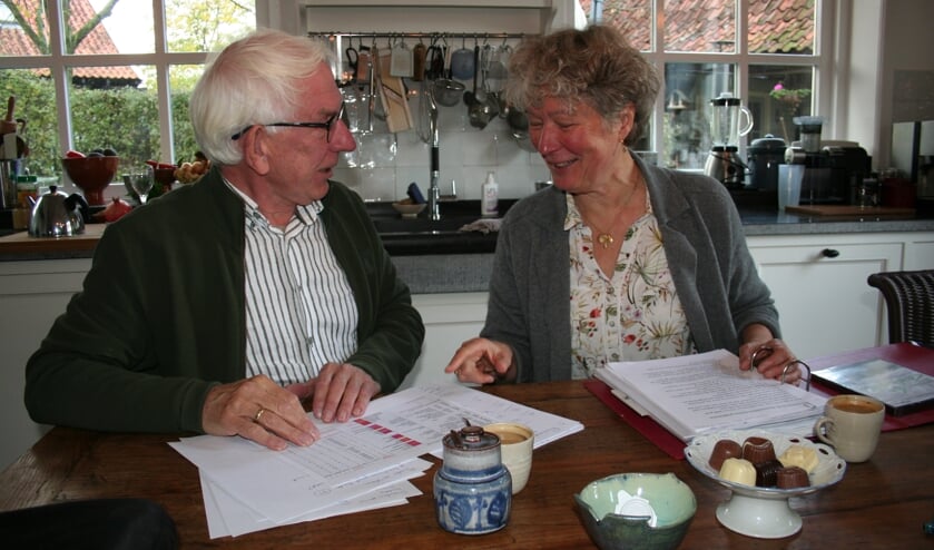 Gerard Oxener en Joanne Ellenkamp zijn bezig met de voorbereidingen voor het concert van 15 februari. Foto: Verona Westera
