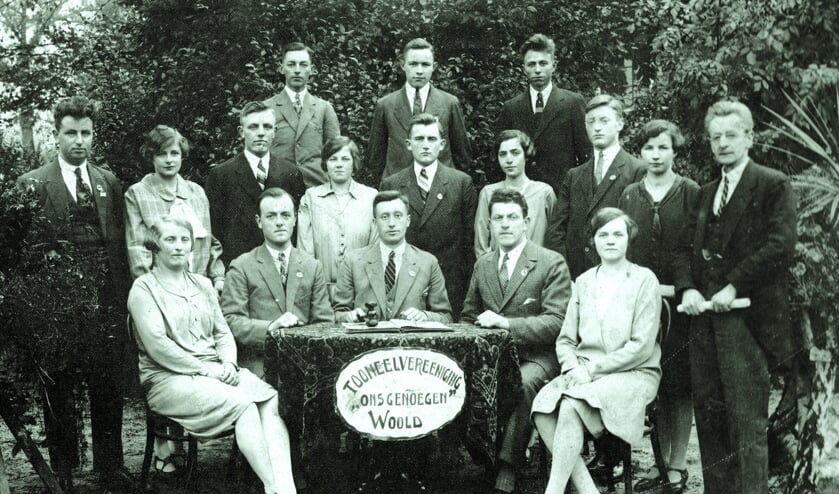 Oprichting Ons Genoegen Woold 9 november 1923; 'Rooks Chris' Huiskamp is de jonge man in het midden op de achterste rij. Foto: Eigen foto