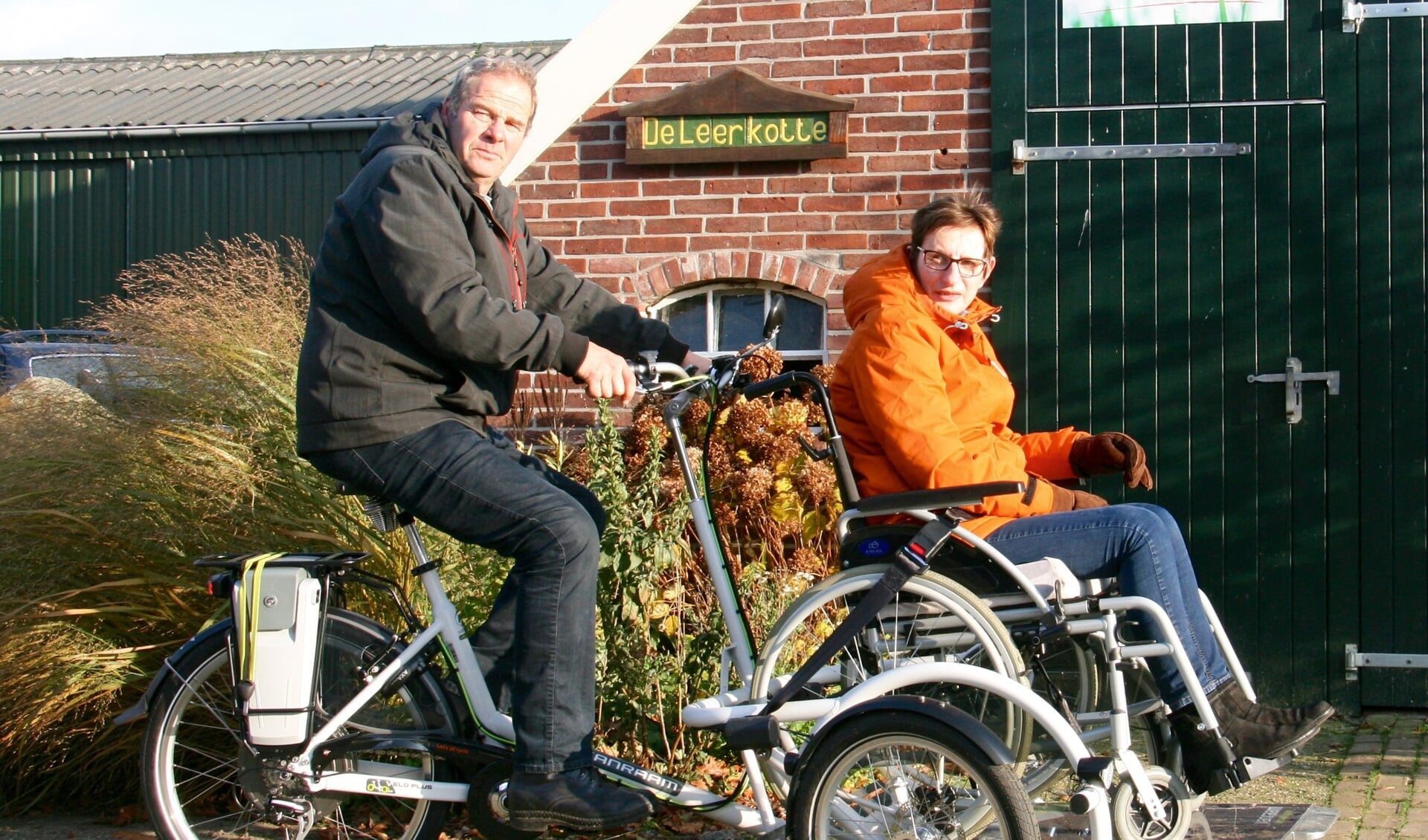 Dinand Meerbeek met Lidie Nieuwenuis die als eerste gebruiker rondgereden wordt. Foto: PR