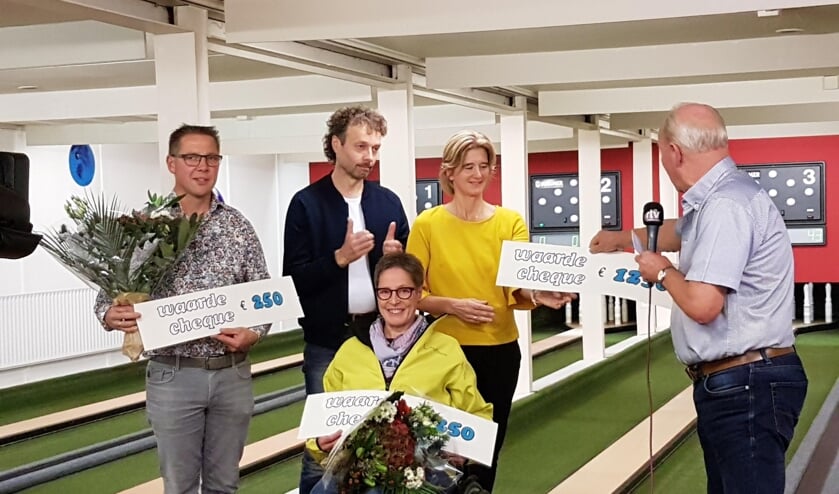 Gerrit Hendriksen reikt de cheques uit. Foto: PR