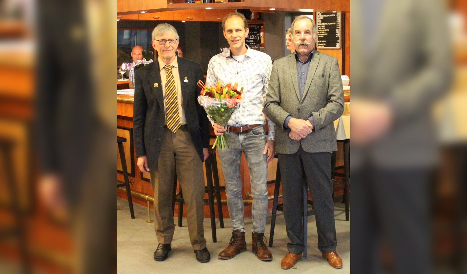 V.l.n.r.: De jubilarissen Bennie Horsting, Robert Ellenkamp en secretaris en hoofdbestuurslid Sjaak van Bennekom van de Nederlandse Bond van Vogelliefhebbers. Foto: PR. 