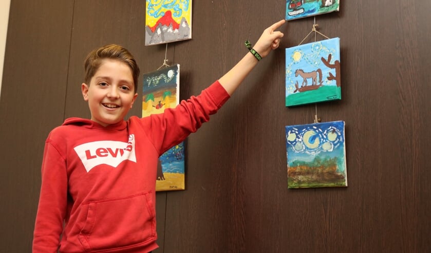 Bonne van Vilsteren wijst zijn schilderij aan. Foto: Arjen Dieperink