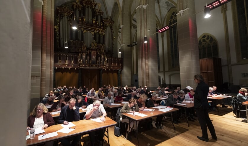 In 2018 las Bas Steman het Groot Zutphens Dictee voor in de Walburgiskerk. Foto: Patrick van Gemert