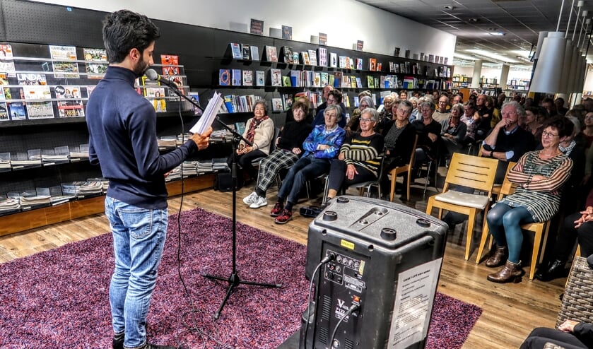 Anwar Manlasadoon las woensdagavond in de Hengelose bibliotheek een aantal van zijn columns voor. Foto: Luuk Stam