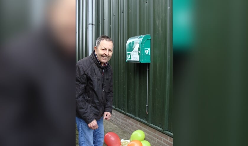 Jan Radstake met 'zijn' AED. Foto: PR