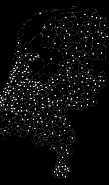 Op de afbeelding de kaart van Nederland met alle gemeenten waar Joden, Sinti en Roma zijn gedeporteerd. Hier zullen de tijdelijke monumenten straks te zien zijn. Beeld: Studio Roosegaarde