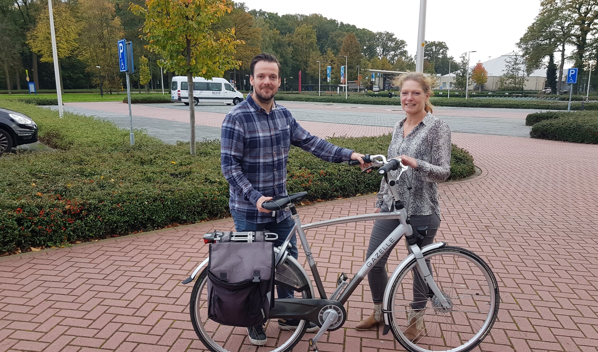 Wouter Beijers en Ria Bussink bij FC Winterswijk waar op 19 november de fietslessen starten. Ria: ‘Op lage damesfietsen.’ Foto: Han van de Laar