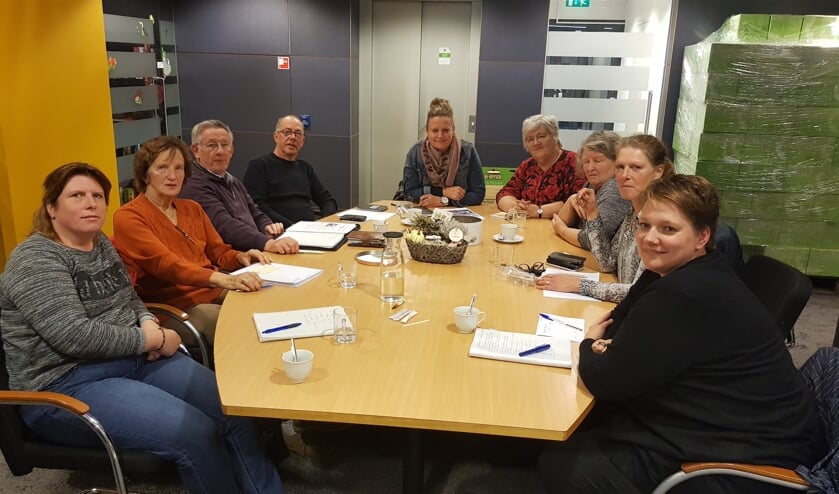 Vertegenwoordigers van de speeltuinen, de ouderenbonden, het sociaal team en Spectrum slaan gezamenlijk de handen ineen. Foto: Han van de Laar