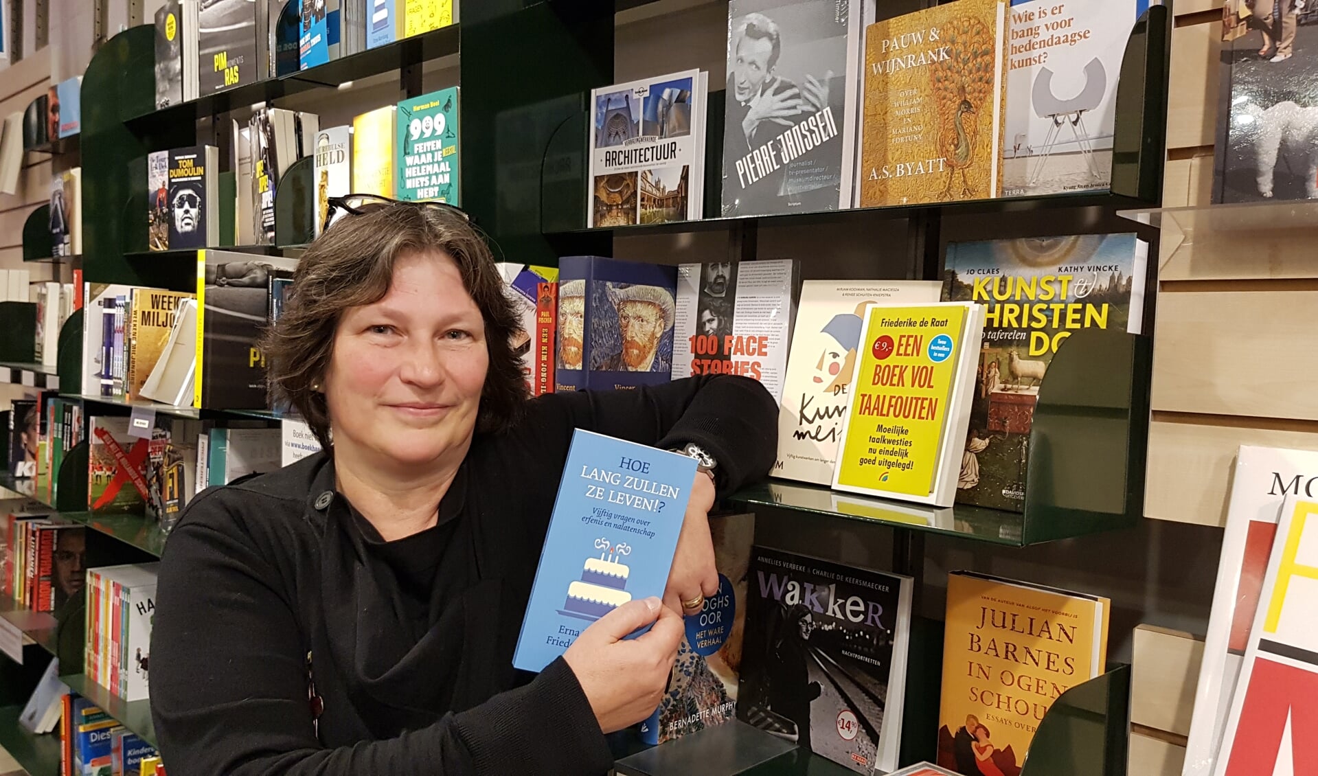 Friederike de Raat in boekhandel Kramer waar ook haar boeken verkrijgbaar zijn. Foto: Han van de Laar   