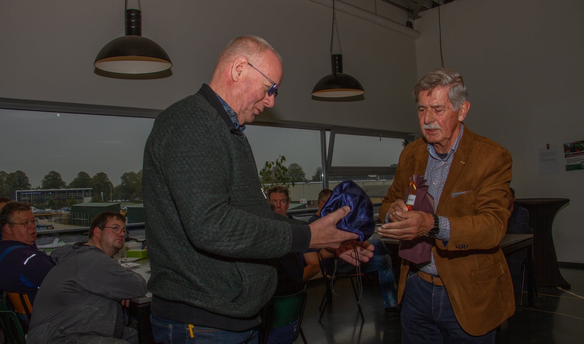 Jubilaris Chris te Stroet krijgt een cadeau aangeboden door Jint van Dijk namens Reesing Production. Foto: Liesbeth Spaansen