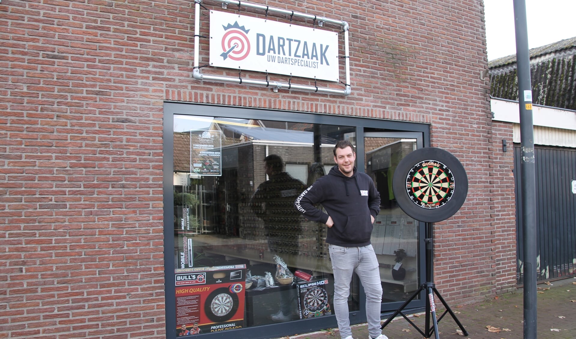 Elroy van Merkerk voor zijn eigen dartspeciaalzaak in Lichtenvoorde. Foto: Annekée Cuppers