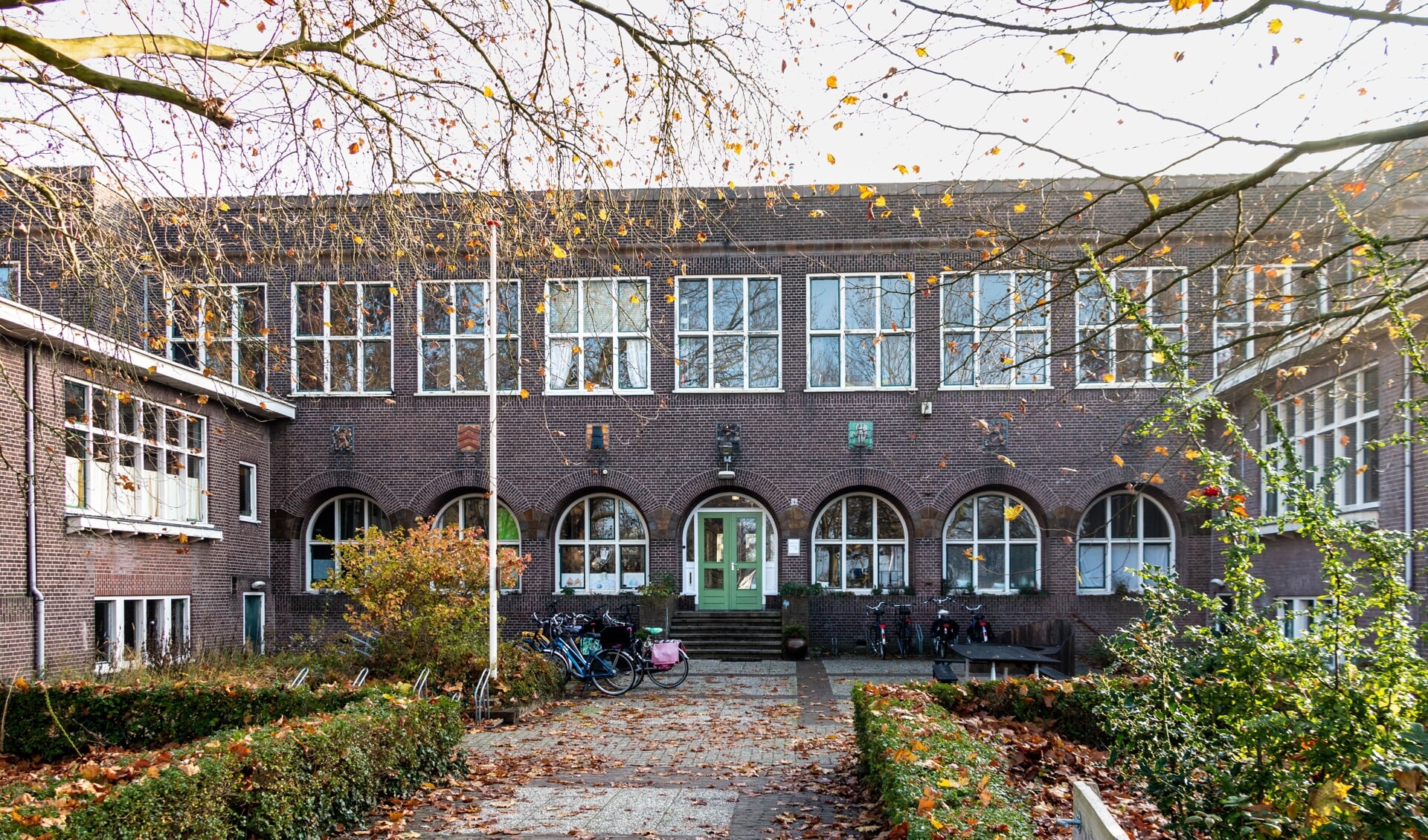 Het gevelbeeld van de oude Meisjesvakschool uit 1922 is vastgelegd in het beschermd stadsgezicht als beeldbepalend. Foto: Henk Derksen