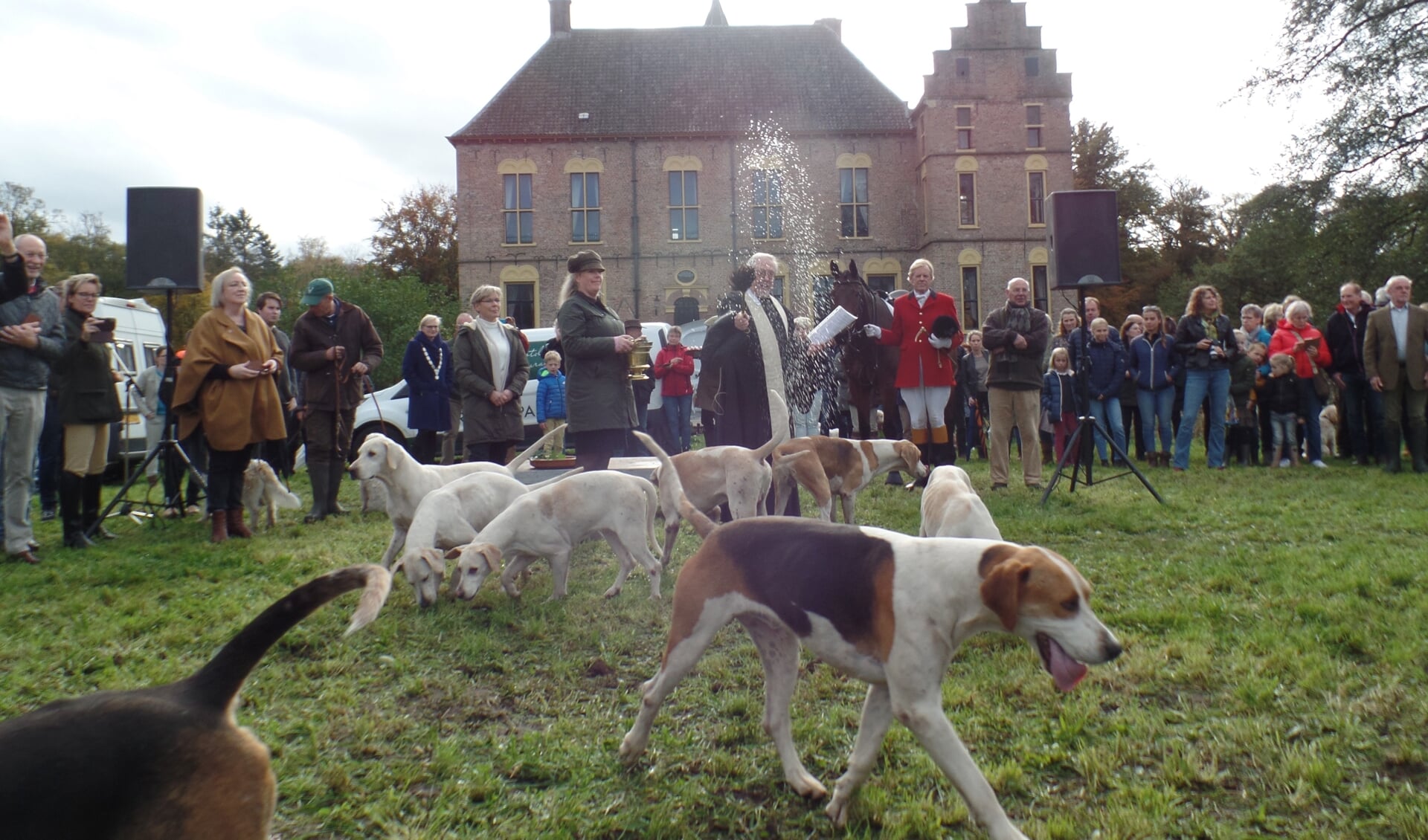 Voorafgaand aan de Sint Hubertusjacht in Vorden werden vorig jaar de honden door pastoor Scheve ingezegend. Foto: Jan Hendriksen.