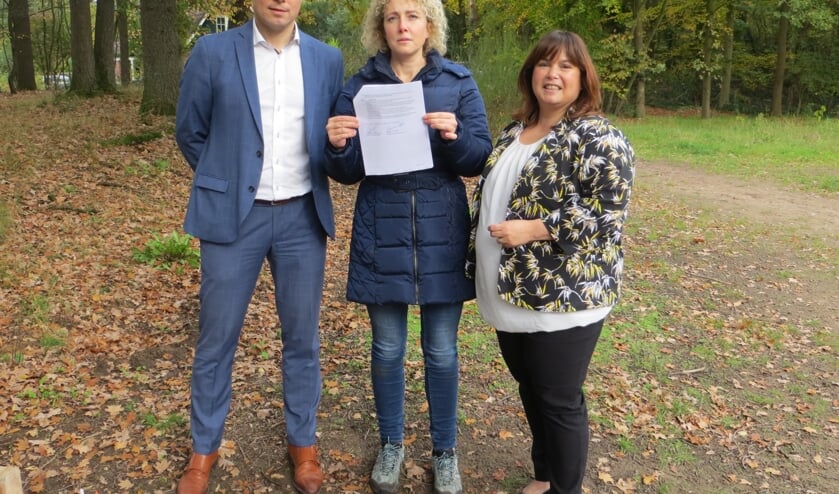 De wethouders Te Lindert en Schepers en Leontien Witjes van Staring NME hebben de contracten ondertekend. Foto: Bernhard Harfsterkamp