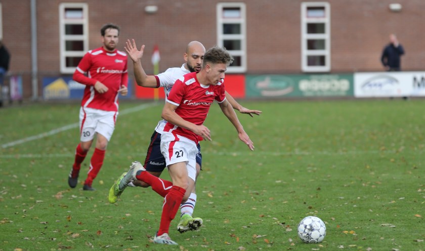 Jardell Kruidbos is Samet Dag van FC 's-Gravenzande te snel af. Foto: Cor Hinkamp