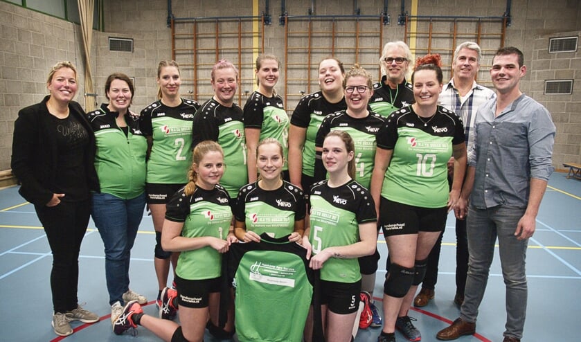 Het Dames 1-team van volleybalvereniging Mevo in hun nieuwe outfit met de drie sponsoren. Foto: Stefan Buning