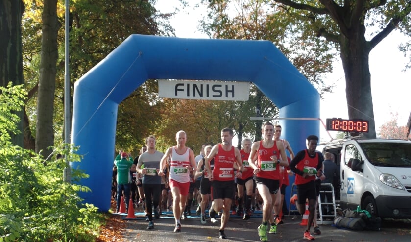 Farhaan Abdi Ali (78 rechts) ging vanaf de start aan kop en won de afstand over 7,7 kilometer. Connor Kluivers (138) werd tweede. Foto: Jan Hendriksen.