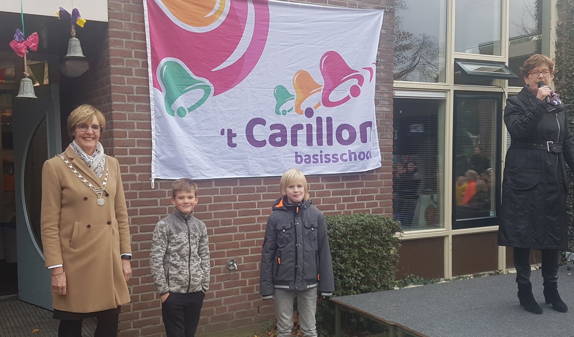 Burgemeester Bronsvoort met leerlingen Casper Bragt en Kos van Wees. Rechts directeur Cilia Stortelder.