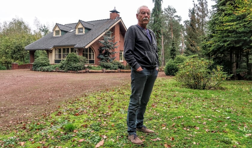 Hans Visser en zijn ernstig zieke vrouw Hanny willen graag gelijkvloers gaan wonen, maar krijgen hun landhuis in het buitengebied van Hengelo niet verkocht. Foto: Luuk Stam