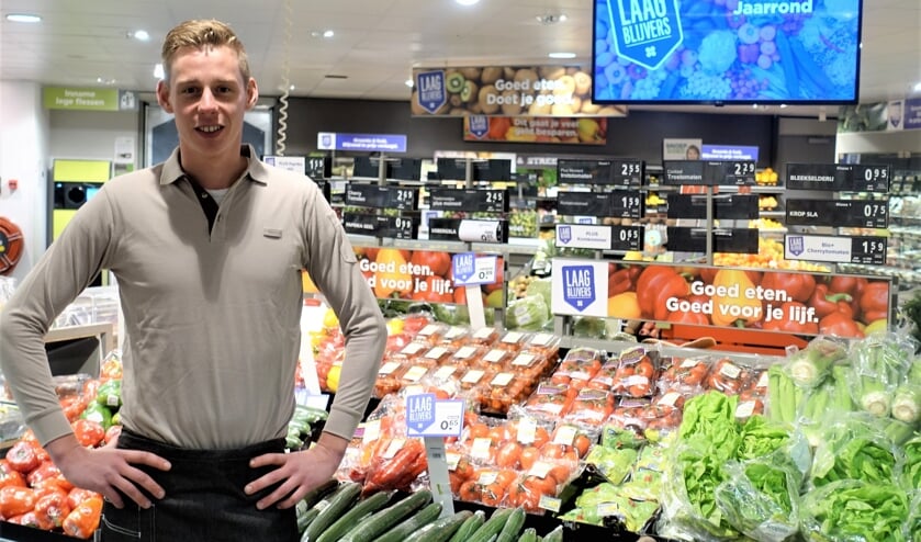 Mart Bolster in het nieuwe tenue van PLUS Cornelis. De ‘laagblijvers’ kennen de klanten al van ‘zijn’ groenteafdeling. Vanaf nu krijgen nog dik 200 producten dat predicaat. Foto: Henri Bruntink