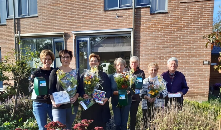 Organisator Irma Nijland met de jubilarissen: Diesje Dijkman, Carla Hekkelman, Ineke Lubberdink, regiocoördinator Rie Flach en Rieki en Dirk Nijland. Foto: PR