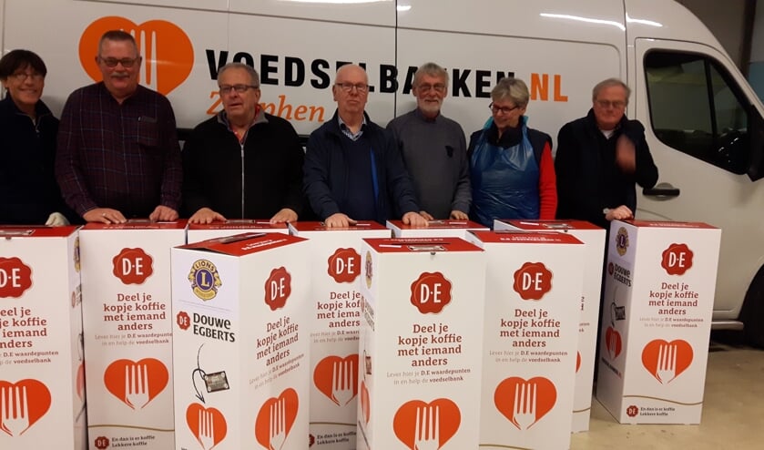 De medewerkers van de voedselbank met de opvallende inzamelzuilen. Foto: PR