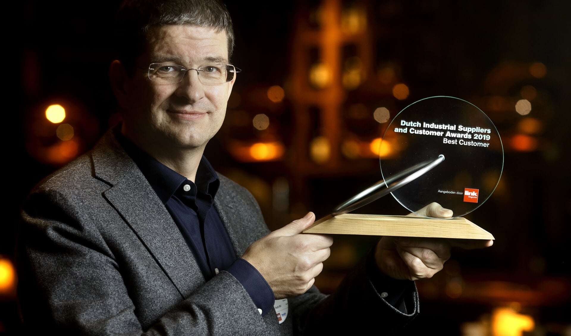 Directeur Henk Tappel met de award. Foto: PR