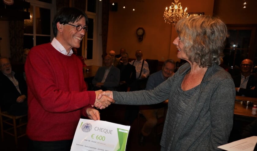 De overhandiging van de donatie. Foto: PR
