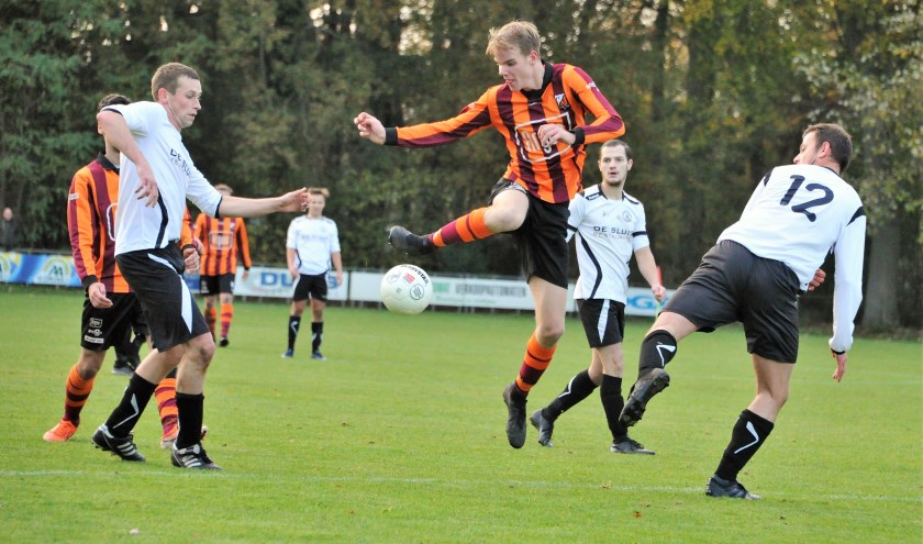Duel om de bal in de Zutphense-Eefdese streekderby. Foto: Hans ten Brinke