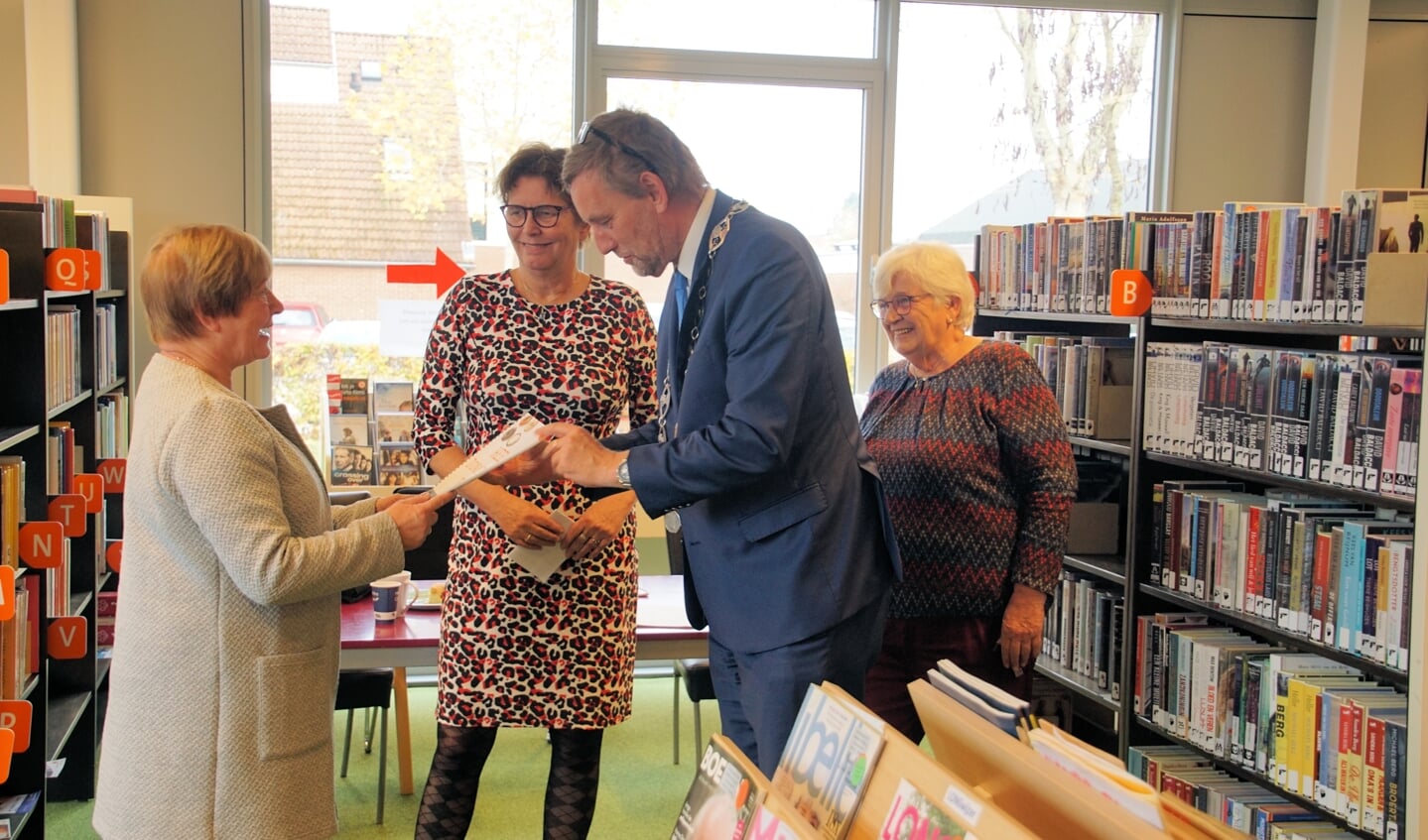 Winnares Anne Jansen krijgt het boek uitgereikt. Foto: Frank Vinkenvleugel