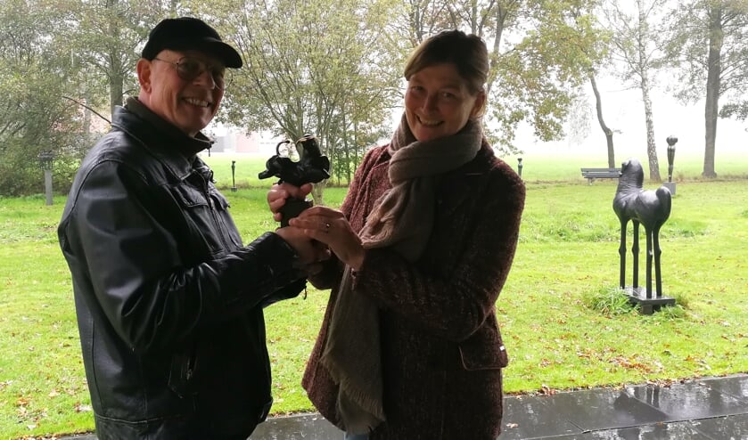 De overhandiging van het kunstwerk aan de gelukkige winnares. Foto: PR