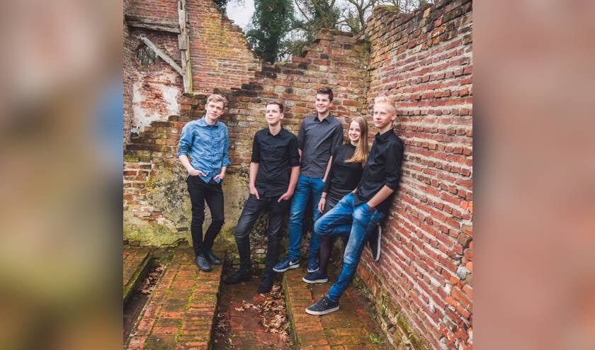 De band School's Out zorgt voor de muzikale omlijsting van de Switbertus vrijwilligers-feestavond . Foto: Lawrence Mooij Dutchfoto/archief Achterhoek Nieuws