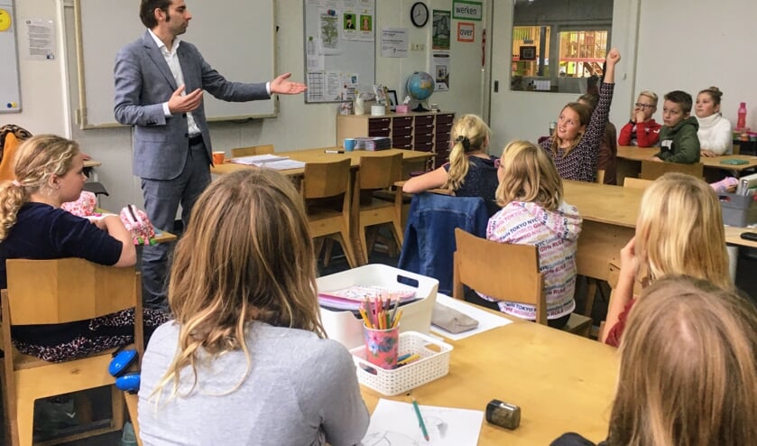 Wethouder van onderwijs van de gemeente Bronckhorst, Paul Hofman geeft les, ook over de stakingsproblematiek. Foto: De Rank