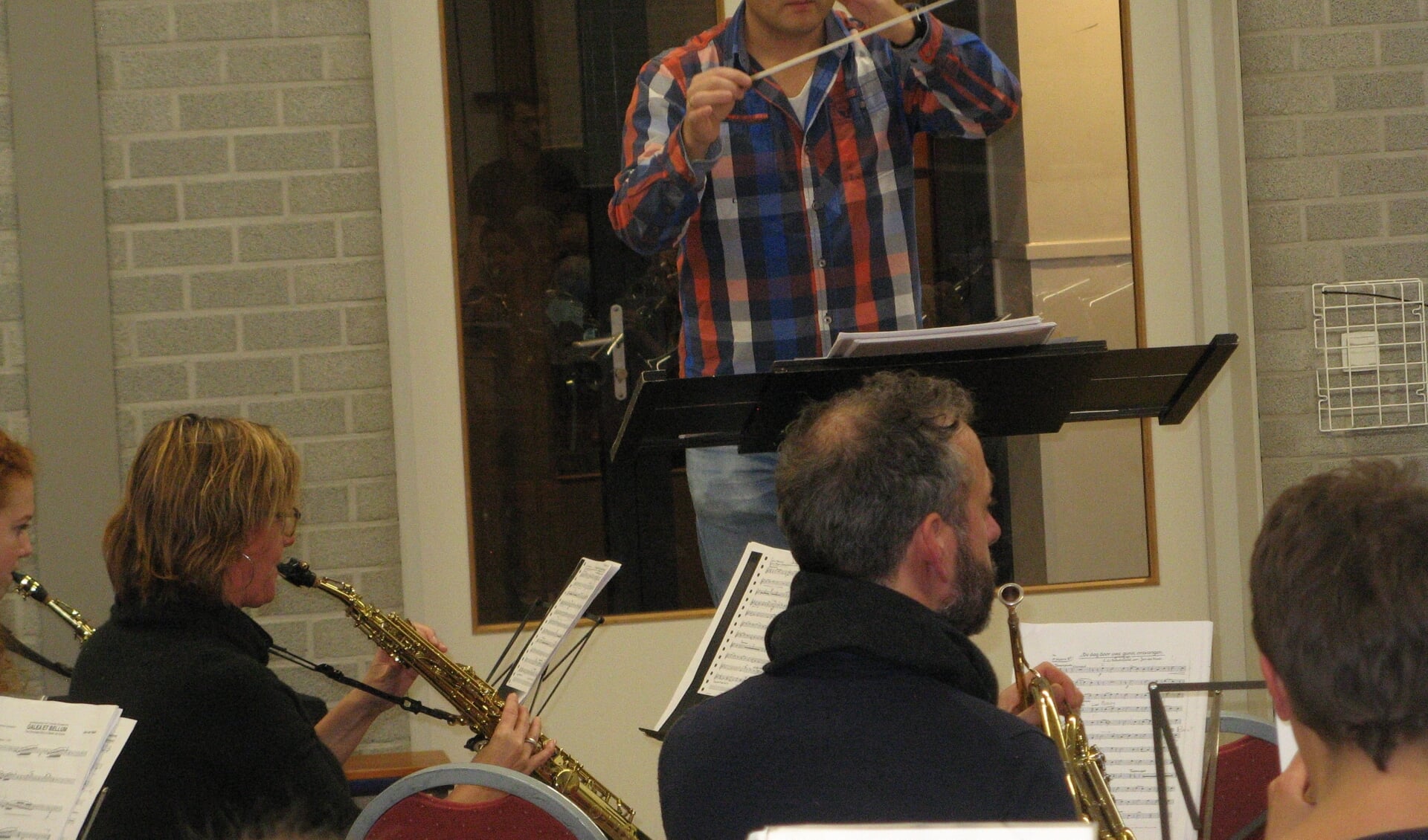 Thijs Musch dirigeert het fanfareorkest van Eendracht tijdens een repetitie. Foto: Bart Kraan