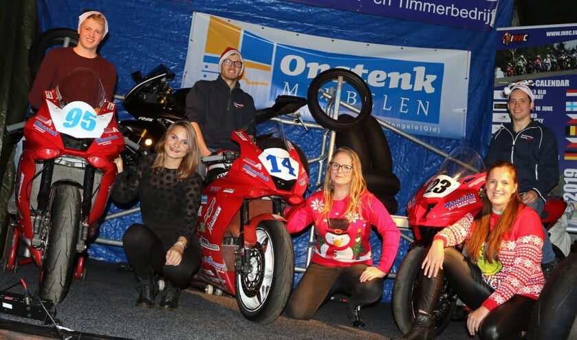 Jorn Hamberg, Ilja Caljouw, Virgil-Amber Bloemhard (v.l.n.r.) op de motor en de dames Lisanne Hilferink, José van de Ploeg en Madli Hanson. Foto: Henk Teerink