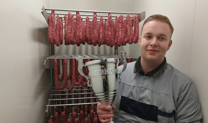 Björn Kok in de droogkamer met de gewonnen beker. Foto: Rob Weeber