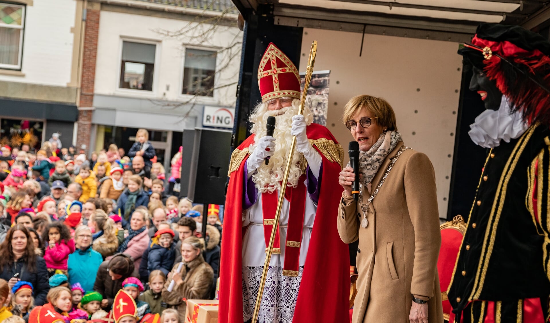 Burgemeester Bronsvoort verwelkomt Sinterklaas en zijn Pieten in Lichtenvoorde. Foto: Jorieke Philippi/archief Achterhoek Nieuws