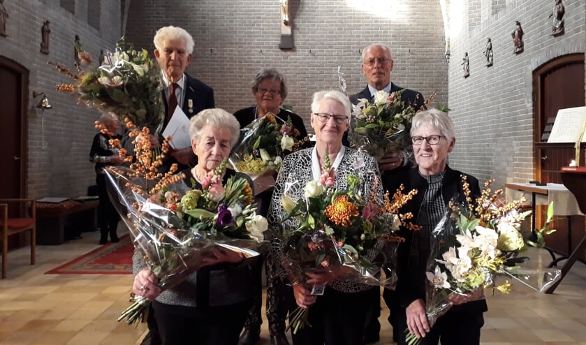 De jubilarissen, bovenste rij v.l.n.r.: Frans Talsma, Diny Evers, Bennie Peters. Onderste rij v.l.n.r.: Leida Jansen, Mariet ter Horst, Annie Baars. Foto: Ceciel Bremer