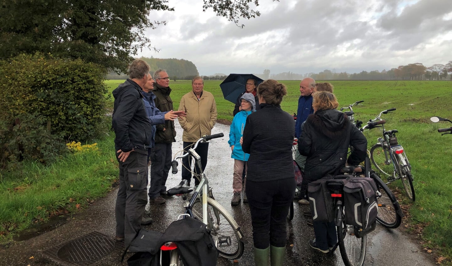 De route begon (in de regen) bij landgoed Het Meenink in Hengelo, dat normaal gesloten is voor publiek. Foto: Gerlinde Bulten