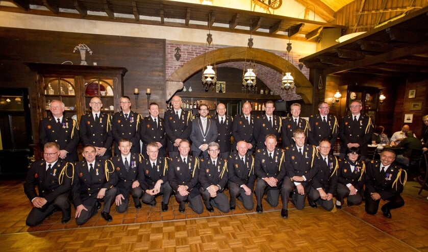 De vrijwilligers van de brandweer Lochem tijdens de korpsavond. Foto: Daan Noordhuizen