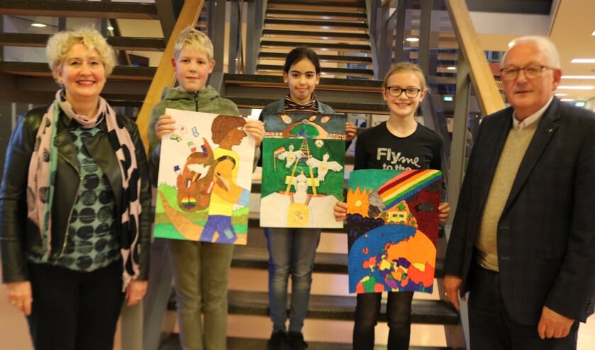 V.ln.r.: Carlien Krist-Spit, Luuk Koeleman, Halima Boulahrir, Maul Lieven en Andries Forger. Foto: Arjen Dieperink