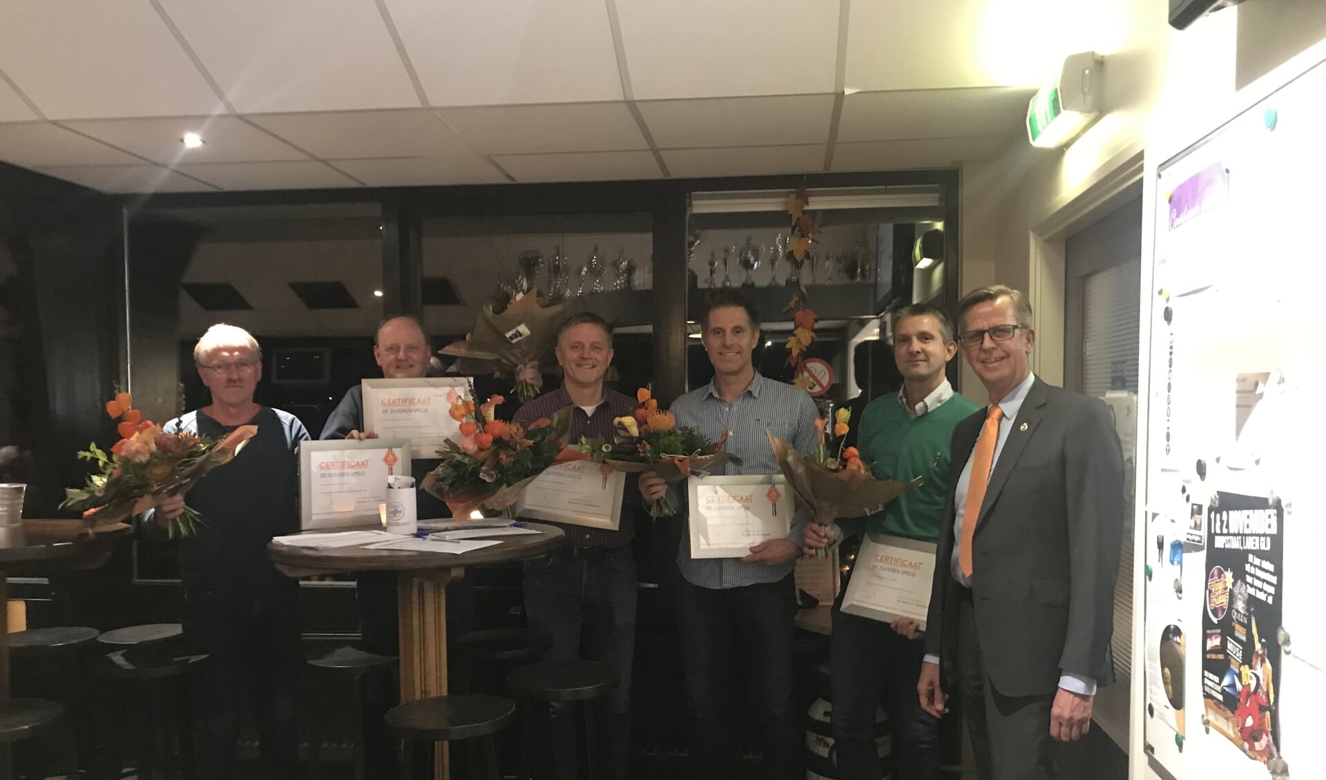 De (oud-)bestuursleden ontvingen een onderscheiding van een afgevaardigde van de KNVB. Foto: PR