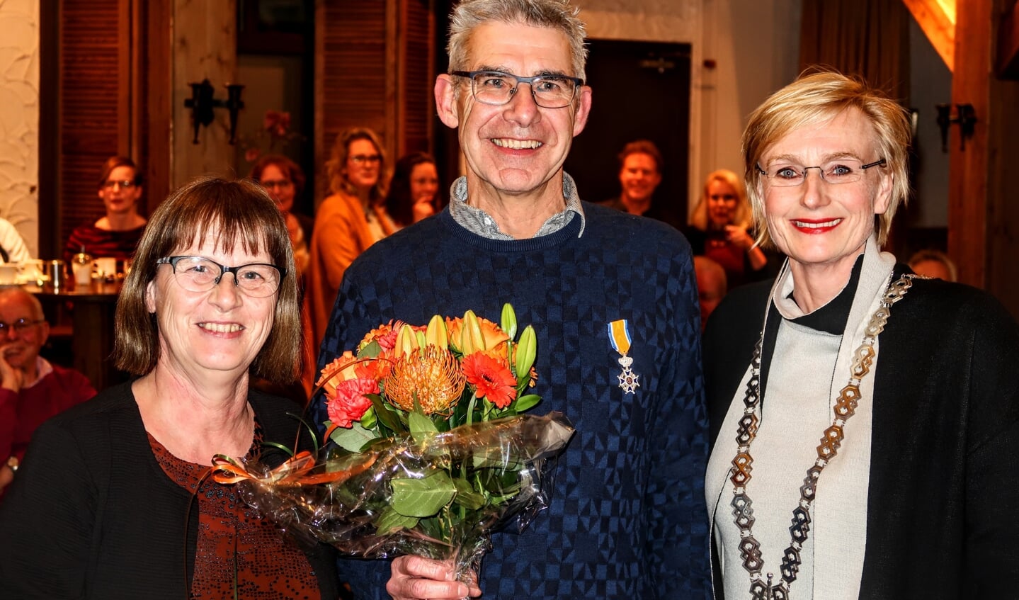 Keijenborger Bert Jansen is nu Lid in de Orde van Oranje Nassau. Naast hem zijn vrouw Riet (links) en burgemeester Marianne Besselink van Bronckhorst. Foto: Luuk Stam